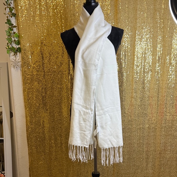 Amazon Essentials Cream Scarf - Picture 3 of 5